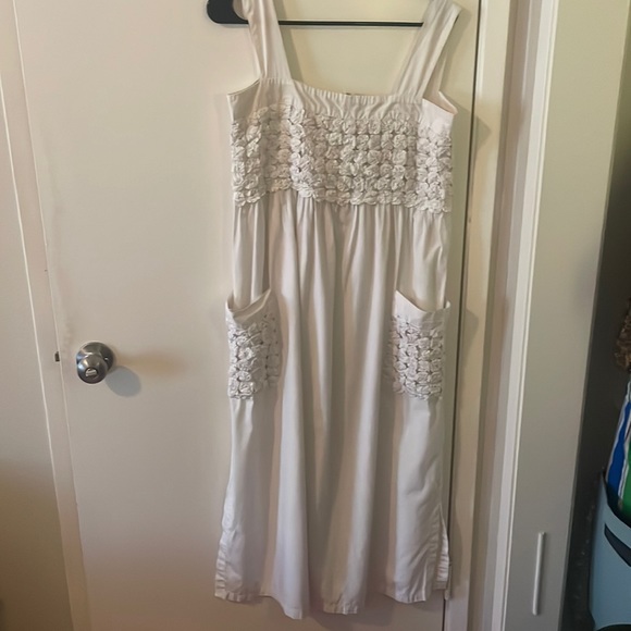 White beach dress with flower top and pockets - Picture 1 of 8